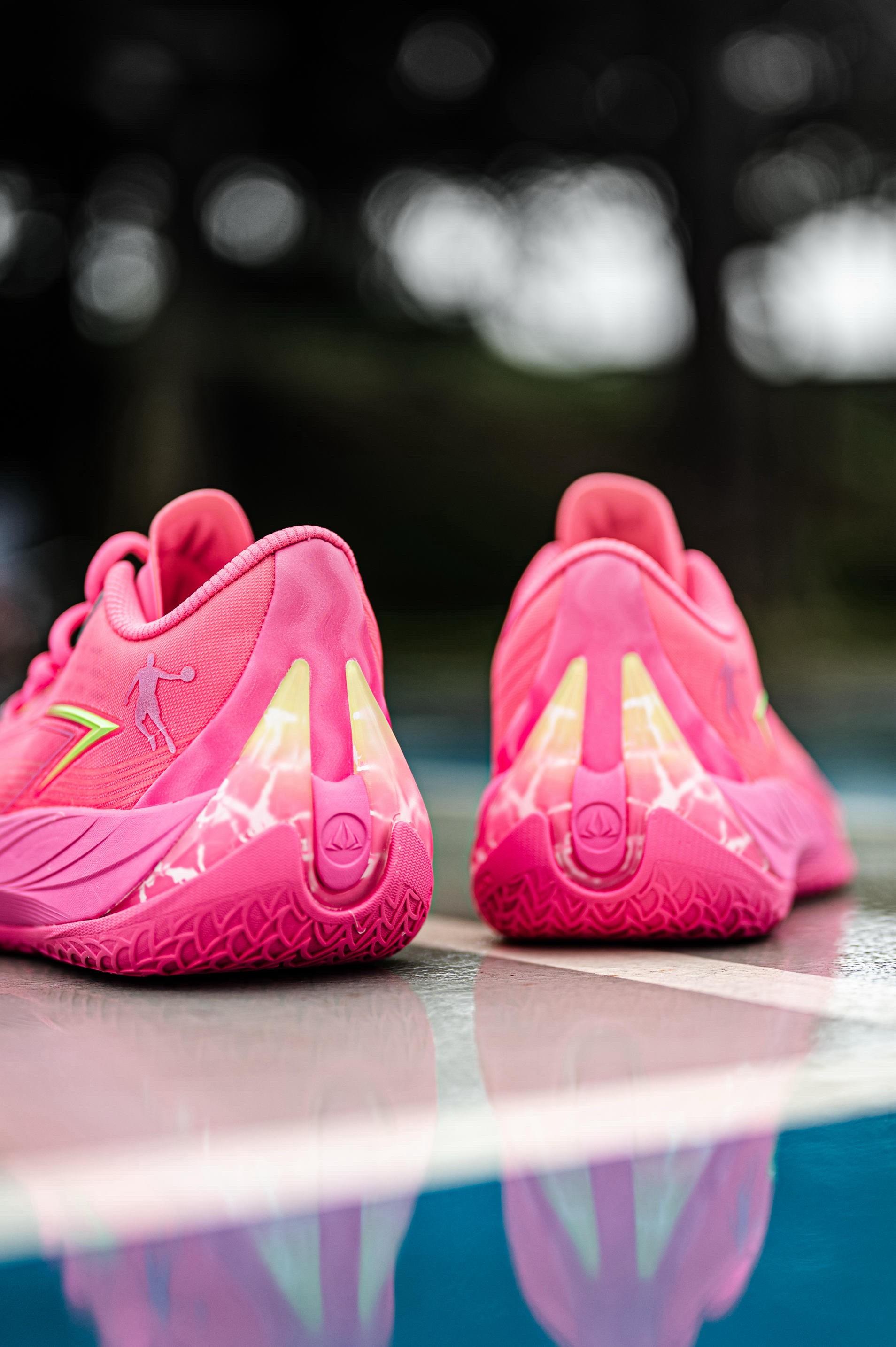 看看我的毒牙球鞋|把毒蛇的毒牙设计在后跟上?